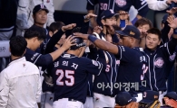 [포토]홈런 치고 열렬한 환영받는 양의지