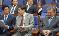 [포토]문재인 대표, 긴급 의원총회 참석