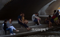 [포토]다리 아래 더위 식히는 시민들