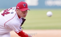 [포토]김진우, '강렬한 눈빛 투구'