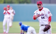 [포토]김진우, '이홍구, 도루 저지 좋았어!'