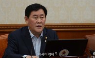 [포토]최경환 "총리 인준 국회에 간곡히 부탁" 