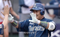 NC 이호준, 통산 300호 홈런 '쾅'…역대 8번째