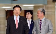 [포토]윤병세 장관, 한일 외교장관회담 참석 위해 출국