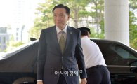 [포토]서울고검으로 출근하는 김현웅 법무부 장관 내정자