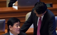 [포토]국회 경제분야 대정부질문, 대화 나누는 최경환 경제부총리
