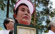 [포토]아버지의 사진을 품에 안고 