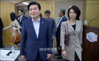 원유철·김정훈, 與 원내대표·정책위의장 후보 등록(종합) 