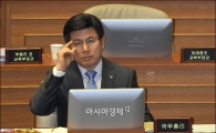 [포토]안경 고쳐쓰는 황교안 총리