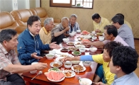 [포토]이낙연 전남도지사, 무안군 몽탄면 마을공동급식실 방문