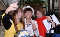 [포토]지소연, '팬들과 함께 찰칵!'
