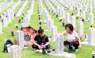 [포토]6.25전쟁 65주년....'아버지 기리며'