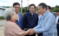 [포토]보성 최덕희 이장과 악수하는 정종섭 행자부장관