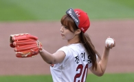 [포토]시구하는 '야구 여신'정인영 아나운서