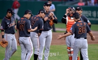 [포토]선수들 불러 모으는 한화 김성근 감독