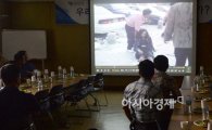 [포토]삼풍백화점 붕괴사고 20주기....동영상 시청하는 당시 현장 출동 구조대원들