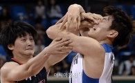 [포토]거친 파울 당하는 문성곤