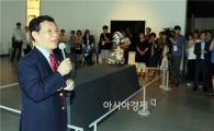 [포토]윤장현 광주시장, 2015광주U대회기념 헬로우 아트전 개막식