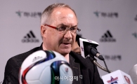 [포토]취재진의 질문에 답하는 슈틸리케 감독