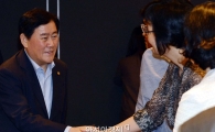 [포토]인사 나누는 최경환 경제부총리