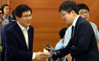 [포토]인사 나누는 황교안 국무총리