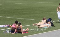 [포토]일광욕 즐기는 광주U대회 참가 선수들