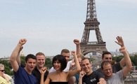 [포토] '에펠탑에서 알몸 퍼포먼스' 女 행위 예술가 체포