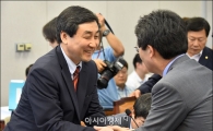 [포토]반갑게 악수하는 여야 원내대표