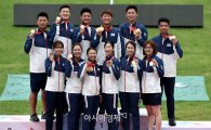 [포토]한국 양궁대표팀, 메달 목에 걸고 '화려한 피날레'