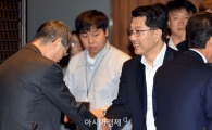 [포토]인사하는 진웅섭 금감원장