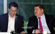 [포토]스티븐 바넷 AIG CEO와 대화 나누는 진웅섭 금감원장