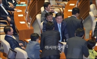 [포토]추경 예산, 로비중?