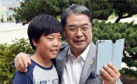 [포토]셀카로 사진찍는 이재정 경기교육감