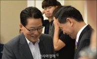 [포토]인사하는 박지원·김상곤