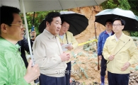 [포토]이낙연 전남도지사,강진 태풍피해 현장 방문