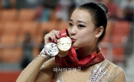 [포토]손연재, '키스를 부르는 다섯 개의 메달'