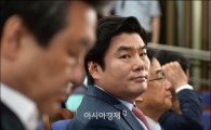 [포토]김무성 대표 바라보는 원유철 새 원내대표
