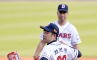[포토]시구하는 채민준 캐스터