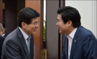 [포토]인사하는 원유철·황교안