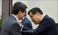 [포토]황교안 총리와 인사하는 김정훈 정책위의장