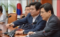 [포토]마이크 넘기는 원유철 원내대표