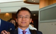 [포토]미소로 주총장 나서는 최영익 엘리엇 법률 대리인 