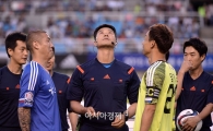 [포토]주심으로 나선 김도훈 감독, 경기 전부터 발동한 장난끼
