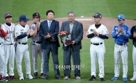 [포토]감사패 받는 김응용 전 감독 