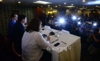 [포토]최경환 경제부총리에 쏠린 관심 