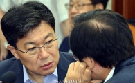 [포토]윤상직 장관, '무슨 대화 중?'