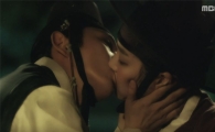 '밤을 걷는 선비' 이준기♥이유비, 여름밤 꿀키스 "콩닥콩닥"