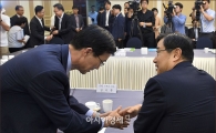 [포토]인사하는 김정훈·방문규