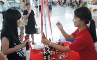 [포토]"생기발랄 탄산드링크 오로나민C 드세요"