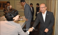 [포토]참석자들과 인사하는 문형표 장관